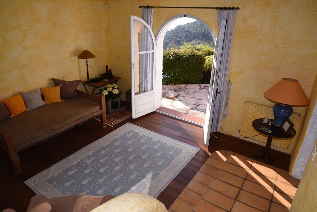 Le Mas De L'Aighetta Bed & Breakfast เอซ ภายนอก รูปภาพ