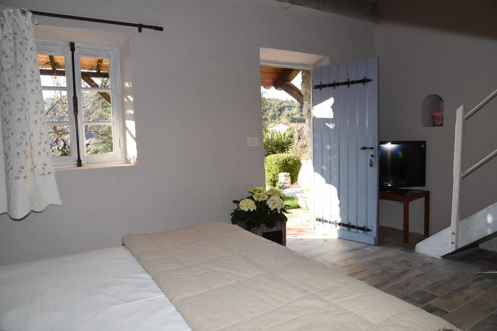 Le Mas De L'Aighetta Bed & Breakfast เอซ ภายนอก รูปภาพ